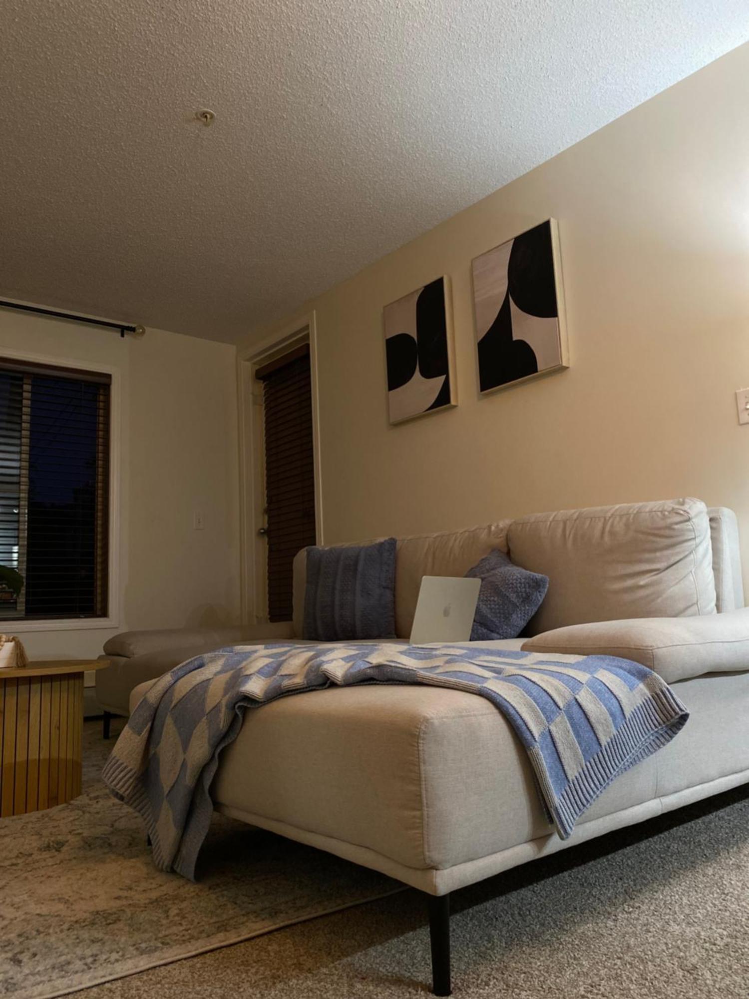 Stay In Style Near Dt With Private Bathroom Calgary Exterior photo